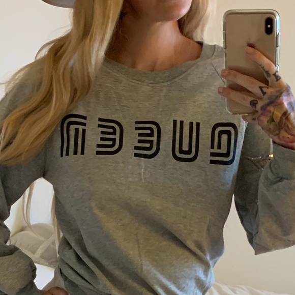 Beautiful Embellished queen sweatshirt - Picture 3 of 8